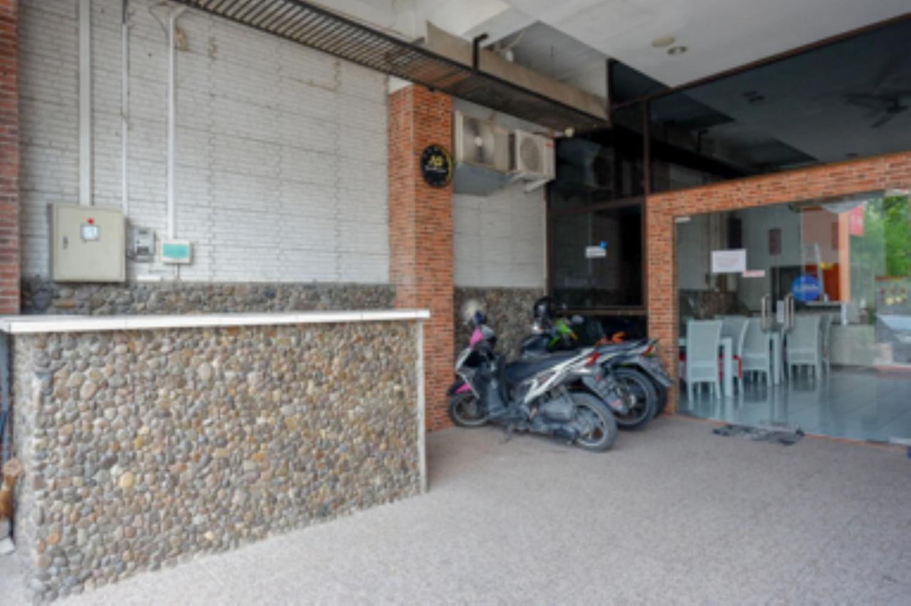 Oyo 1251 Residence 8 Semarang Extérieur photo
